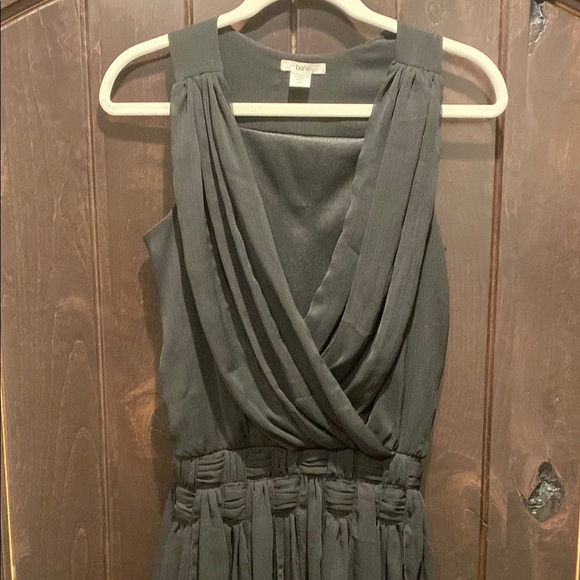 Elegant Black Sleeveless Dress - Picture 3 of 3